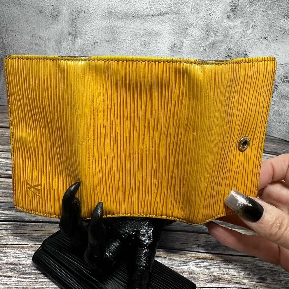 Louis Vuitton Authentic Vintage Yellow Purple Epi 6-Key Holder - Picture 3 of 16